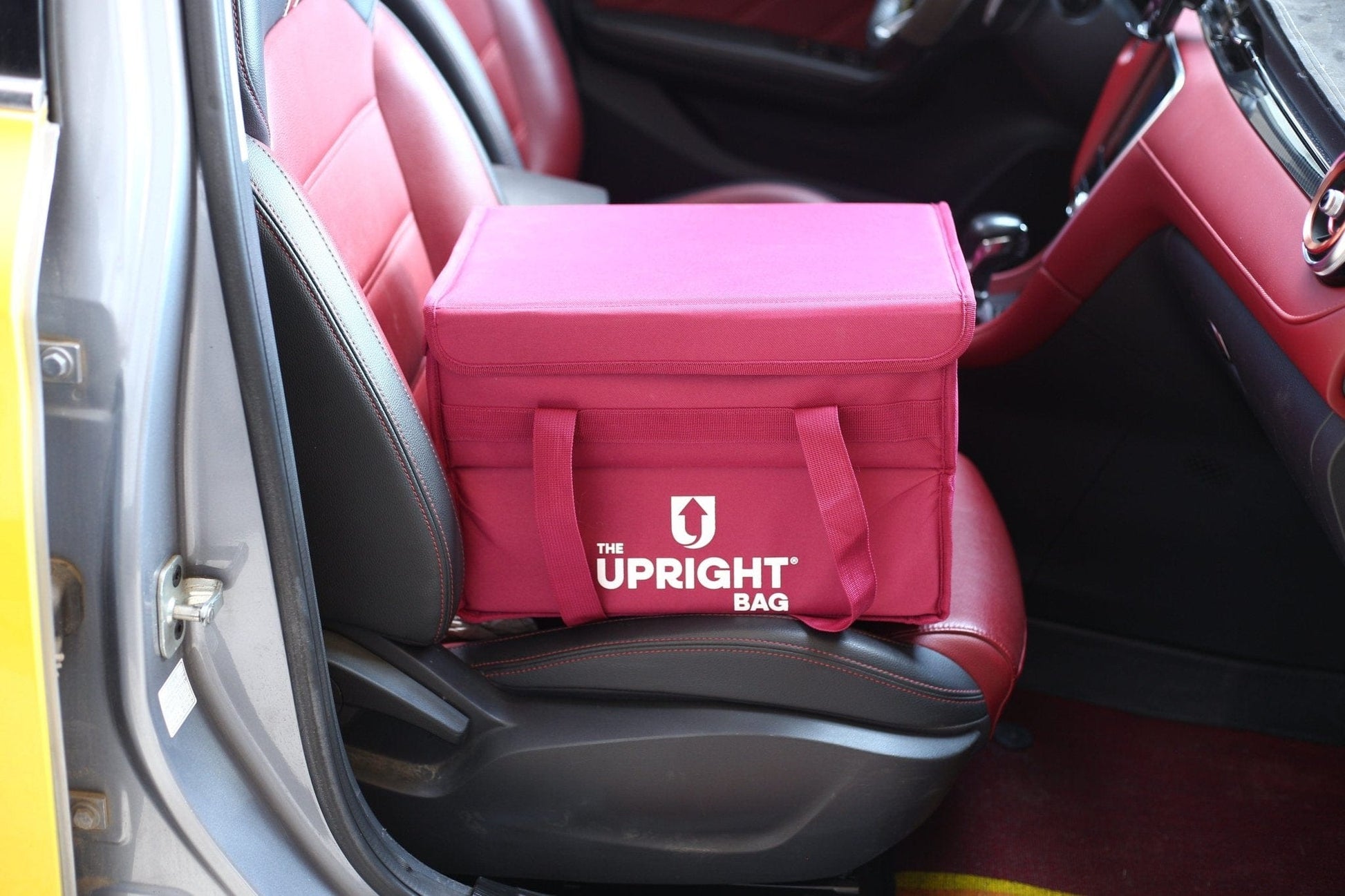 side view of insulated delivery bag 