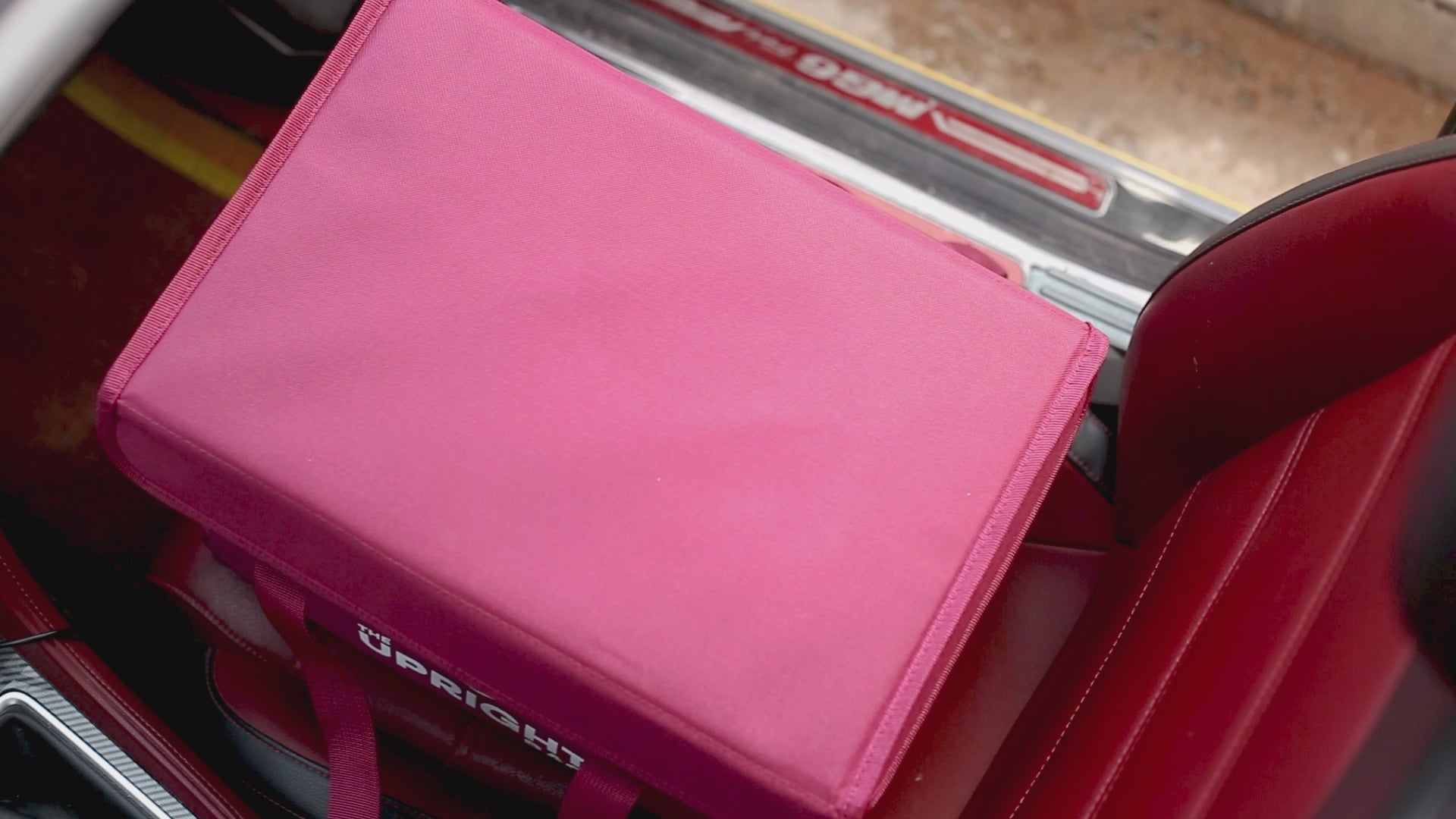 Video of the upright insulated delivery bag showing features and benefits 